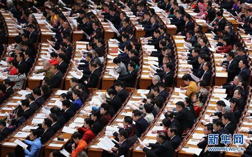 3月8日，十三屆全國(guó)人大二次會(huì)議在北京人民大會(huì)堂舉行第二次全體會(huì)議。這是全國(guó)人大代表在認(rèn)真聽(tīng)會(huì)。新華社記者 丁林 攝v