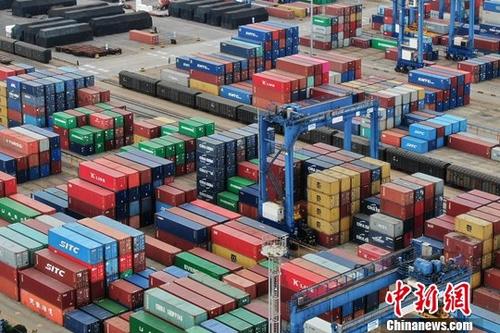 圖為航拍江蘇連云港一處集裝箱貨運碼頭。(資料圖片)<a target='_blank' href='http://www.chinanews.com/'>中新社</a>記者 泱波 攝