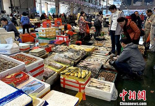 資料圖為福州市民春節(jié)期間在市場(chǎng)購(gòu)買海鮮年貨。<a target='_blank' href='http://www.chinanews.com/'>中新社</a>記者 王東明 攝