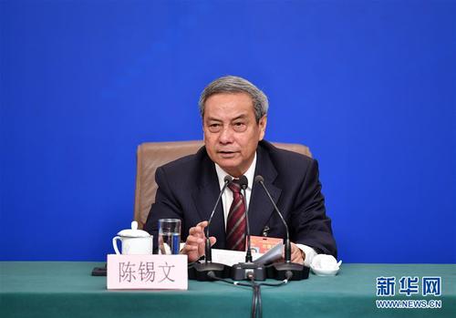 這是陳錫文在回答記者提問。 新華社記者 李然 攝