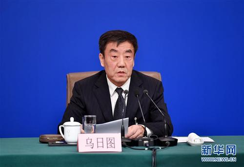 這是烏日圖在回答記者提問。 新華社記者 李然 攝