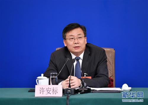 這是許安標在回答記者提問。 新華社記者 李然 攝