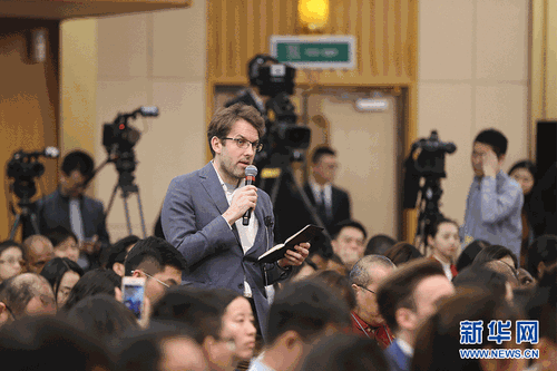 圖為彭博新聞社記者提問。新華網 中國政府網 劉廈 攝
