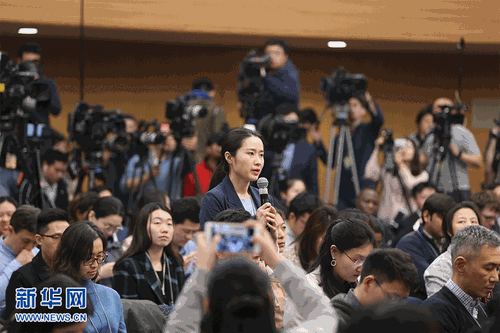 圖為中央廣播電視總臺央視記者提問。新華網 中國政府網 劉廈 攝
