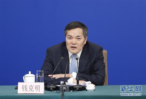 　　3月9日，十三屆全國人大二次會議新聞中心舉行記者會，邀請商務(wù)部部長鐘山、副部長兼國際貿(mào)易談判副代表王受文、副部長錢克明就“促進形成強大國內(nèi)市場 推動全方位對外開放”相關(guān)問題回答中外記者的提問。這是錢克明在回答記者提問。 新華社記者 沈伯韓 攝