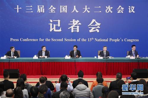 　3月9日，十三屆全國人大二次會議新聞中心舉行記者會，邀請商務(wù)部部長鐘山、副部長兼國際貿(mào)易談判副代表王受文、副部長錢克明就“促進形成強大國內(nèi)市場 推動全方位對外開放”相關(guān)問題回答中外記者的提問。 新華社記者 沈伯韓 攝