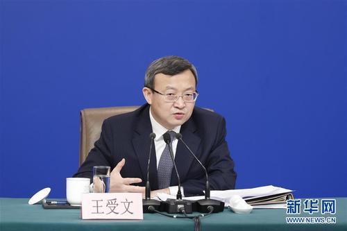 3月9日，十三屆全國人大二次會議新聞中心舉行記者會，邀請商務(wù)部部長鐘山、副部長兼國際貿(mào)易談判副代表王受文、副部長錢克明就“促進形成強大國內(nèi)市場 推動全方位對外開放”相關(guān)問題回答中外記者的提問。這是王受文在回答記者提問。 新華社記者 沈伯韓 攝