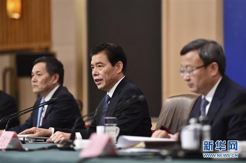 3月9日，十三屆全國人大二次會議新聞中心舉行記者會，邀請商務(wù)部部長鐘山、副部長兼國際貿(mào)易談判副代表王受文、副部長錢克明就“促進形成強大國內(nèi)市場 推動全方位對外開放”相關(guān)問題回答中外記者的提問。這是鐘山（中）在回答記者提問。 新華社記者 李然 攝