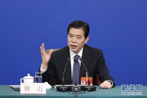3月9日，十三屆全國人大二次會議新聞中心舉行記者會，邀請商務(wù)部部長鐘山、副部長兼國際貿(mào)易談判副代表王受文、副部長錢克明就“促進形成強大國內(nèi)市場 推動全方位對外開放”相關(guān)問題回答中外記者的提問。這是鐘山在回答記者提問。 新華社記者 沈伯韓 攝1