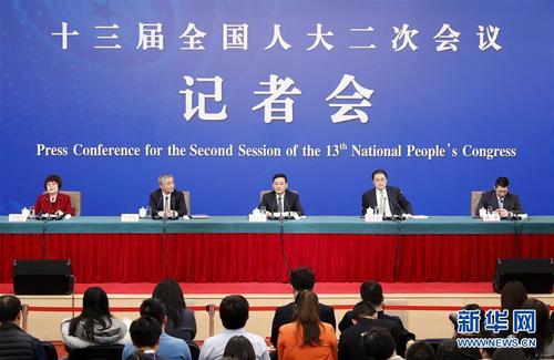 　　3月9日，十三屆全國人大二次會議新聞中心舉行記者會，邀請國務(wù)院國資委主任肖亞慶，副主任翁杰明，秘書長、新聞發(fā)言人彭華崗就“國有企業(yè)改革發(fā)展”相關(guān)問題回答中外記者提問。 新華社記者 沈伯韓 攝
