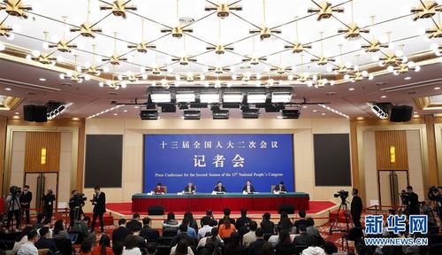　　3月9日，十三屆全國人大二次會議新聞中心舉行記者會，邀請國務(wù)院國資委主任肖亞慶，副主任翁杰明，秘書長、新聞發(fā)言人彭華崗就“國有企業(yè)改革發(fā)展”相關(guān)問題回答中外記者提問。 新華社記者 沈伯韓 攝1
