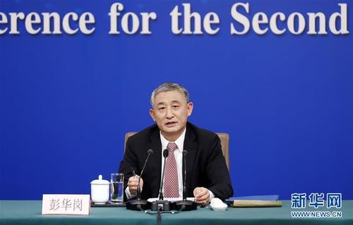 　　3月9日，十三屆全國人大二次會議新聞中心舉行記者會，邀請國務(wù)院國資委主任肖亞慶，副主任翁杰明，秘書長、新聞發(fā)言人彭華崗就“國有企業(yè)改革發(fā)展”相關(guān)問題回答中外記者提問。這是彭華崗在回答記者提問。 新華社記者 沈伯韓 攝