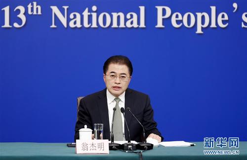 　　3月9日，十三屆全國人大二次會議新聞中心舉行記者會，邀請國務(wù)院國資委主任肖亞慶，副主任翁杰明，秘書長、新聞發(fā)言人彭華崗就“國有企業(yè)改革發(fā)展”相關(guān)問題回答中外記者提問。這是翁杰明在回答記者提問。 新華社記者 沈伯韓 攝