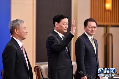 3月9日，十三屆全國人大二次會議新聞中心舉行記者會，邀請國務(wù)院國資委主任肖亞慶（中），副主任翁杰明（右），秘書長、新聞發(fā)言人彭華崗（左）就“國有企業(yè)改革發(fā)展”相關(guān)問題回答中外記者提問。 新華社記者 李然 攝
