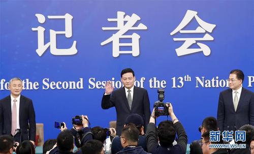 3月9日，十三屆全國人大二次會議新聞中心舉行記者會，邀請國務(wù)院國資委主任肖亞慶，副主任翁杰明，秘書長、新聞發(fā)言人彭華崗就“國有企業(yè)改革發(fā)展”相關(guān)問題回答中外記者提問。 新華社記者 沈伯韓 攝