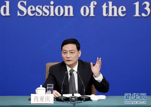 3月9日，十三屆全國人大二次會議新聞中心舉行記者會，邀請國務(wù)院國資委主任肖亞慶，副主任翁杰明，秘書長、新聞發(fā)言人彭華崗就“國有企業(yè)改革發(fā)展”相關(guān)問題回答中外記者提問。這是肖亞慶在回答記者提問。 新華社記者 沈伯韓 攝