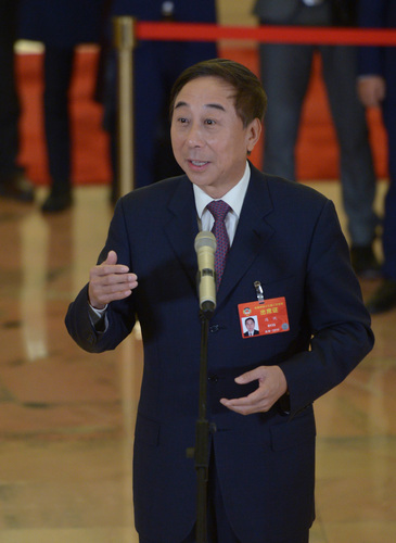 3月9日，全國政協十三屆二次會議在北京人民大會堂舉行第二次全體會議。這是全國政協委員馮鞏在“委員通道”接受采訪。