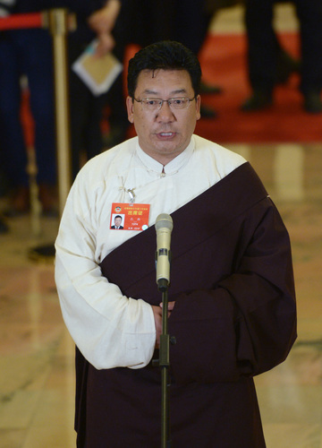 3月9日，全國政協十三屆二次會議在北京人民大會堂舉行第二次全體會議。這是全國政協委員扎西在“委員通道”接受采訪。