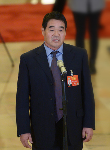 3月9日，全國政協十三屆二次會議在北京人民大會堂舉行第二次全體會議。這是全國政協委員廷·巴特爾在“委員通道”接受采訪。