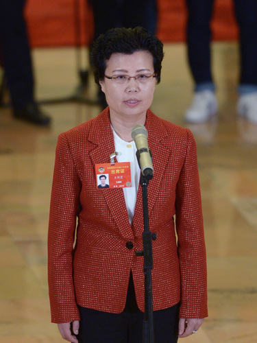 3月9日，全國政協十三屆二次會議在北京人民大會堂舉行第二次全體會議。這是全國政協委員王艷霞在“委員通道”接受采訪。