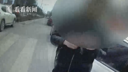 男子為方便進出小區車庫 掛兩塊車牌致駕照被吊銷