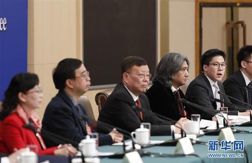 　　3月10日，全國政協十三屆二次會議新聞中心舉行記者會，邀請全國政協委員賴明（中）、吳為山（右二）、潘建偉（左二）、霍啟剛（右一）、石紅（左一）談新時代政協履職。這是霍啟剛在回答記者提問。 新華社記者 沈伯韓 攝