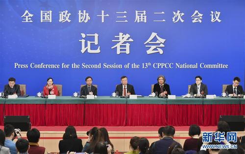 　　3月10日，全國政協十三屆二次會議新聞中心舉行記者會，邀請全國政協委員賴明、吳為山、潘建偉、霍啟剛、石紅談新時代政協履職。 新華社記者 李然 攝