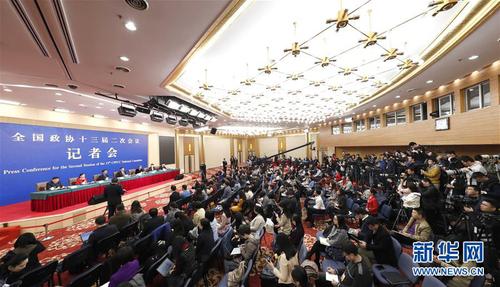 　　3月10日，全國政協十三屆二次會議新聞中心舉行記者會，邀請全國政協委員賴明、吳為山、潘建偉、霍啟剛、石紅談新時代政協履職。 新華社記者 沈伯韓 攝