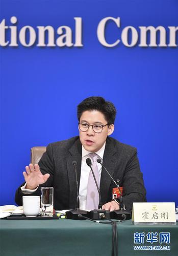 　　3月10日，全國政協十三屆二次會議新聞中心舉行記者會，邀請全國政協委員賴明、吳為山、潘建偉、霍啟剛、石紅談新時代政協履職。這是霍啟剛在回答記者提問。 新華社記者 李然 攝
