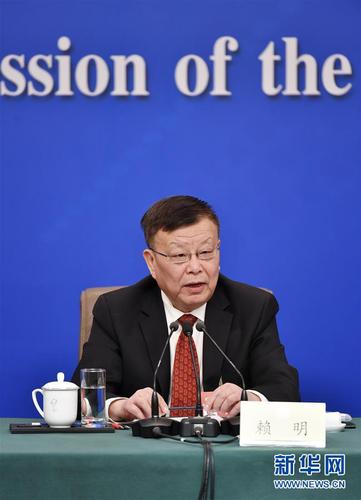 　　3月10日，全國政協十三屆二次會議新聞中心舉行記者會，邀請全國政協委員賴明、吳為山、潘建偉、霍啟剛、石紅談新時代政協履職。這是賴明在回答記者提問。 新華社記者 李然 攝