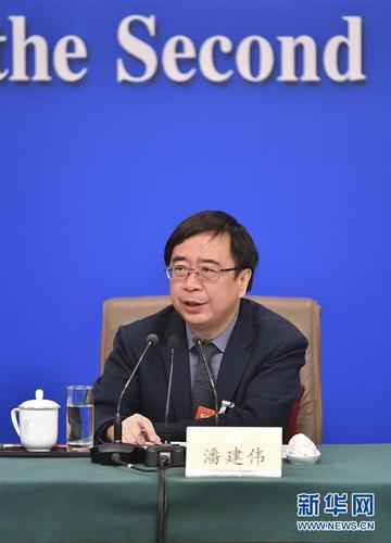 　　3月10日，全國政協十三屆二次會議新聞中心舉行記者會，邀請全國政協委員賴明、吳為山、潘建偉、霍啟剛、石紅談新時代政協履職。這是潘建偉在回答記者提問。 新華社記者 李然 攝