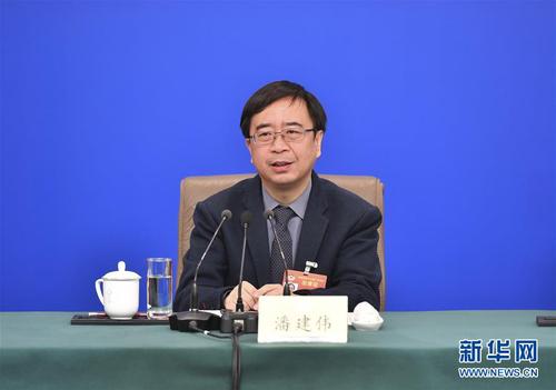 　　3月10日，全國政協十三屆二次會議新聞中心舉行記者會，邀請全國政協委員賴明、吳為山、潘建偉、霍啟剛、石紅談新時代政協履職。這是潘建偉在回答記者提問。 新華社記者 李然 攝1