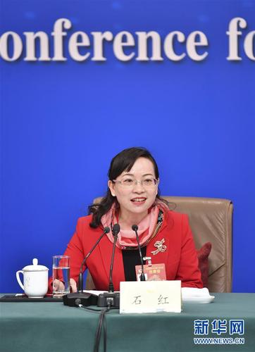 　　3月10日，全國政協十三屆二次會議新聞中心舉行記者會，邀請全國政協委員賴明、吳為山、潘建偉、霍啟剛、石紅談新時代政協履職。這是石紅在回答記者提問。 新華社記者 李然 攝