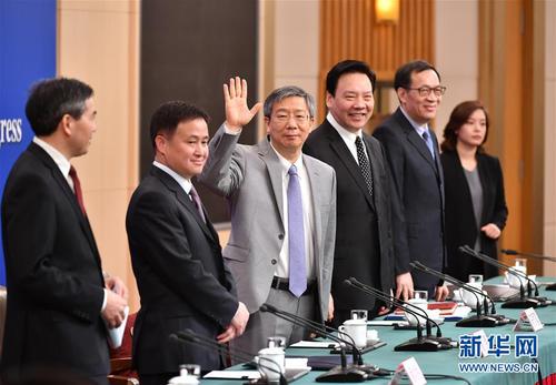 　　3月10日，十三屆全國人大二次會議新聞中心舉行記者會，邀請中國人民銀行行長易綱，副行長陳雨露，副行長、國家外匯管理局局長潘功勝，副行長范一飛就“金融改革與發(fā)展”相關(guān)問題回答中外記者提問。 新華社記者 李然 攝4