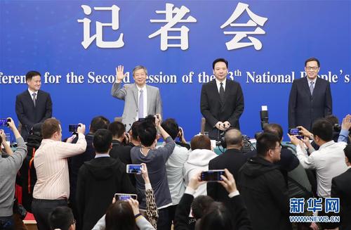 　　3月10日，十三屆全國人大二次會議新聞中心舉行記者會，邀請中國人民銀行行長易綱，副行長陳雨露，副行長、國家外匯管理局局長潘功勝，副行長范一飛就“金融改革與發(fā)展”相關(guān)問題回答中外記者提問。 新華社記者 沈伯韓 攝
