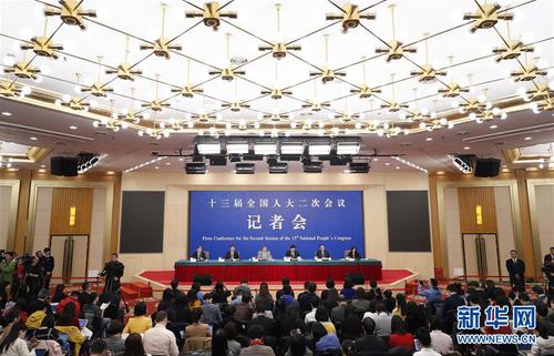 　　3月10日，十三屆全國人大二次會議新聞中心舉行記者會，邀請中國人民銀行行長易綱，副行長陳雨露，副行長、國家外匯管理局局長潘功勝，副行長范一飛就“金融改革與發(fā)展”相關(guān)問題回答中外記者提問。 新華社記者 沈伯韓 攝1