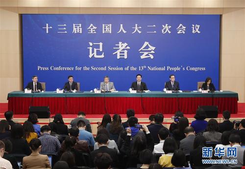 　　3月10日，十三屆全國人大二次會議新聞中心舉行記者會，邀請中國人民銀行行長易綱，副行長陳雨露，副行長、國家外匯管理局局長潘功勝，副行長范一飛就“金融改革與發(fā)展”相關(guān)問題回答中外記者提問。 新華社記者 沈伯韓 攝2