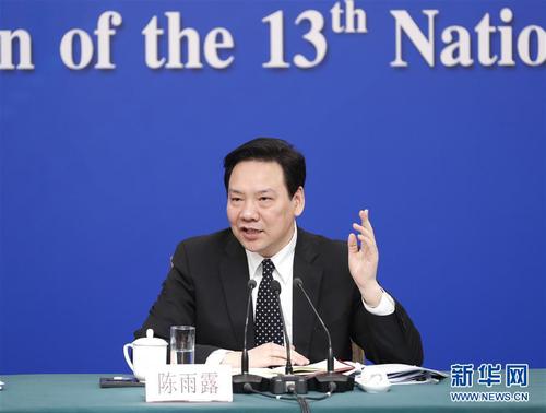 　　3月10日，十三屆全國人大二次會議新聞中心舉行記者會，邀請中國人民銀行行長易綱，副行長陳雨露，副行長、國家外匯管理局局長潘功勝，副行長范一飛就“金融改革與發(fā)展”相關(guān)問題回答中外記者提問。這是陳雨露在回答記者提問。新華社記者 沈伯韓 攝