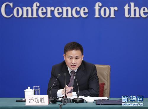 　　3月10日，十三屆全國人大二次會議新聞中心舉行記者會，邀請中國人民銀行行長易綱，副行長陳雨露，副行長、國家外匯管理局局長潘功勝，副行長范一飛就“金融改革與發(fā)展”相關(guān)問題回答中外記者提問。這是潘功勝在回答記者提問。 新華社記者 沈伯韓 攝