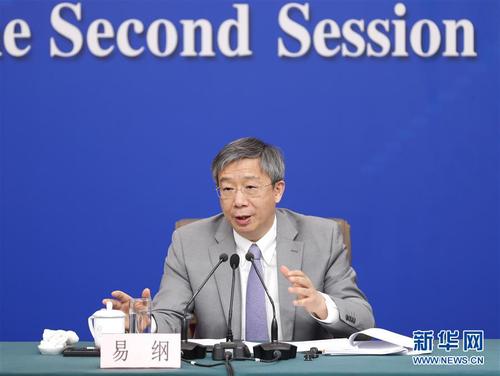 　　3月10日，十三屆全國人大二次會議新聞中心舉行記者會，邀請中國人民銀行行長易綱，副行長陳雨露，副行長、國家外匯管理局局長潘功勝，副行長范一飛就“金融改革與發(fā)展”相關(guān)問題回答中外記者提問。這是易綱在回答記者提問。 新華社記者 沈伯韓 攝