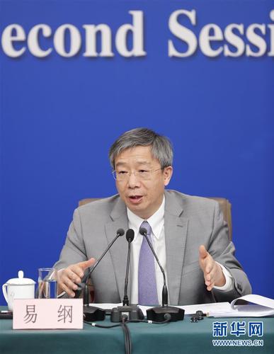 　　3月10日，十三屆全國人大二次會議新聞中心舉行記者會，邀請中國人民銀行行長易綱，副行長陳雨露，副行長、國家外匯管理局局長潘功勝，副行長范一飛就“金融改革與發(fā)展”相關(guān)問題回答中外記者提問。這是易綱在回答記者提問。 新華社記者 沈伯韓 攝3