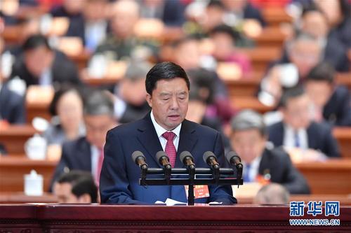 毛萬(wàn)春委員作大會(huì)發(fā)言。 新華社記者 殷博古 攝