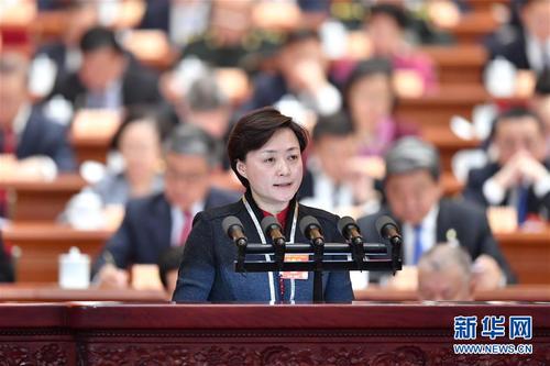 陳百靈委員作大會發言。 新華社記者 殷博古 攝