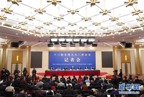 　　3月11日，十三屆全國(guó)人大二次會(huì)議新聞中心舉行記者會(huì)，邀請(qǐng)科技部部長(zhǎng)王志剛、副部長(zhǎng)李萌、戰(zhàn)略規(guī)劃司司長(zhǎng)許倞、政策法規(guī)與創(chuàng)新體系建設(shè)司司長(zhǎng)賀德方、資源配置與管理司司長(zhǎng)張曉原就“加快建設(shè)創(chuàng)新型國(guó)家”相關(guān)問(wèn)題回答中外記者提問(wèn)。 新華社記者 沈伯韓 攝
