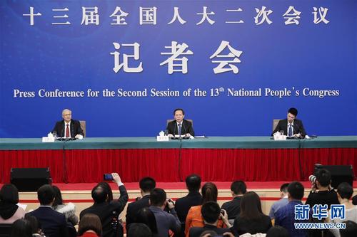　　3月11日，十三屆全國人大二次會議新聞中心舉行記者會，邀請生態(tài)環(huán)境部部長李干杰就“打好污染防治攻堅(jiān)戰(zhàn)”相關(guān)問題回答中外記者提問。 新華社記者 沈伯韓 攝