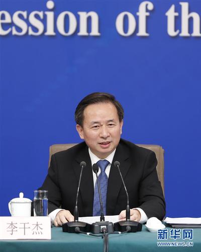 　　3月11日，十三屆全國人大二次會議新聞中心舉行記者會，邀請生態(tài)環(huán)境部部長李干杰就“打好污染防治攻堅(jiān)戰(zhàn)”相關(guān)問題回答中外記者提問。 新華社記者 沈伯韓 攝3