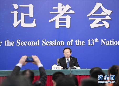 　　3月11日，十三屆全國人大二次會議新聞中心舉行記者會，邀請生態(tài)環(huán)境部部長李干杰就“打好污染防治攻堅(jiān)戰(zhàn)”相關(guān)問題回答中外記者提問。 新華社記者 王鵬 攝