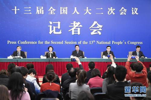 　　3月12日，十三屆全國人大二次會議新聞中心舉行記者會，邀請最高人民法院審判委員會副部級專職委員劉貴祥（中）、福建省高級人民法院院長吳偕林（右二）、江西省高級人民法院院長葛曉燕（左二）就“攻堅‘基本解決執行難’”相關問題回答中外記者提問。 新華社記者 王鵬 攝