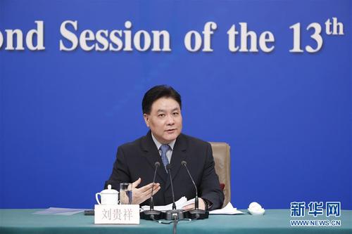 　　3月12日，十三屆全國人大二次會議新聞中心舉行記者會，邀請最高人民法院審判委員會副部級專職委員劉貴祥、福建省高級人民法院院長吳偕林、江西省高級人民法院院長葛曉燕就“攻堅‘基本解決執行難’”相關問題回答中外記者提問。這是劉貴祥在回答記者提問。 新華社記者 沈伯韓 攝