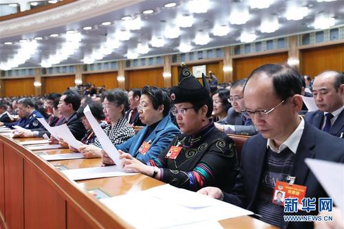 　　3月13日，中國人民政治協商會議第十三屆全國委員會第二次會議在北京人民大會堂舉行閉幕會。這是委員們在認真聽會。新華社記者 王曄 攝